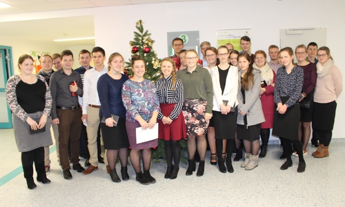 Ein Jugendchor der christlichen Gemeinde aus Augustdorf sangen am Sonntag im Klinikum. Fotos: Anke Donner