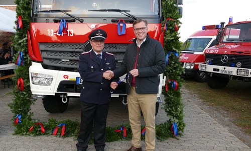Landrat Dr. Andreas Ebel (re.) übergab das neue Löschgruppenfahrzeug an den stellvertretenden Ortsbrandmeister Patrick Pahl in Grußendorf. Fotos: Landkreis Gifhorn
