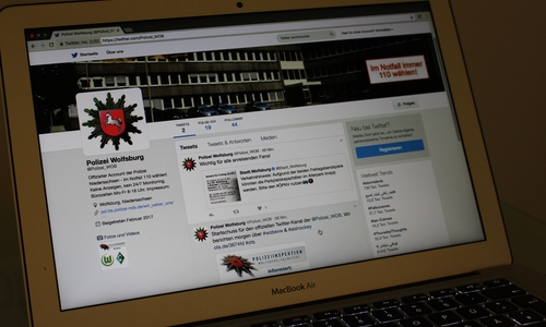 Am morgigen Bundesligaspieltag nutzt die Polizei zum ersten Mal ihren offiziellen Twitter-Account #Polizei_WOB. Foto: Eva Sorembik