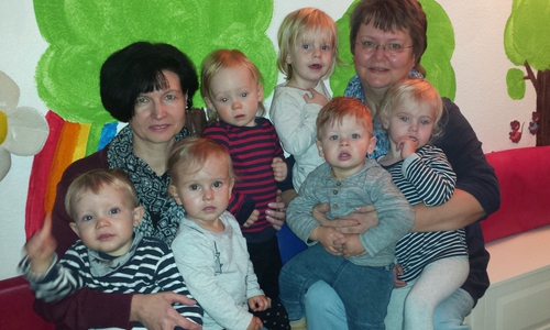 Die Tagesmütter und Kinder der Großtagespflege „Mäusenest“. Foto: Landkreis Wolfenbüttel

