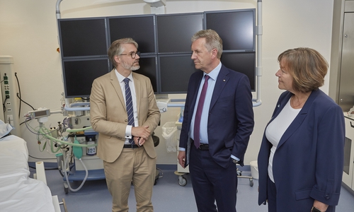 Christian Wulff (Mitte) mit Prof. Dr. med. Mark Obermann und Geschäftsführerin Adelheid May. Fotos: Asklepios Harzkliniken GmbH