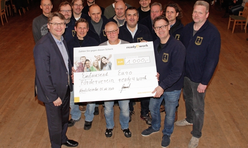 Die „Jungen Väter“ aus Nordsteimke übergaben beim gestrigen Stammtisch einen Spendenscheck in Höhe von 1.000 Euro an den Förderverein ready4work e.V. Foto: Wolfsburg AG
