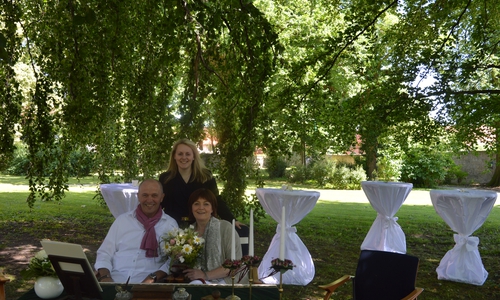 Standesbeamtin Alina Curland mit dem Brautpaar Wolfgang Mohr und Jessica Schwarz im „Grünen Trauzimmer“ des Sickter Standesamtes. Foto: Margit Richert