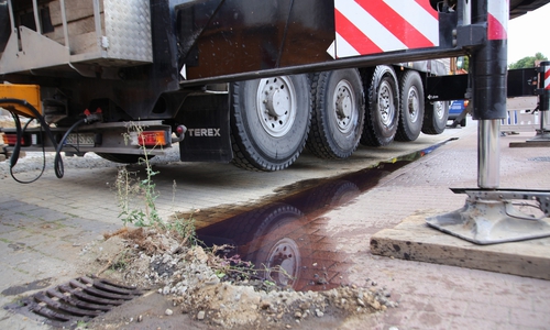 Der Damm verhindert, dass das Öl in die Kanalisation läuft. Foto: Rudolf Karliczek
