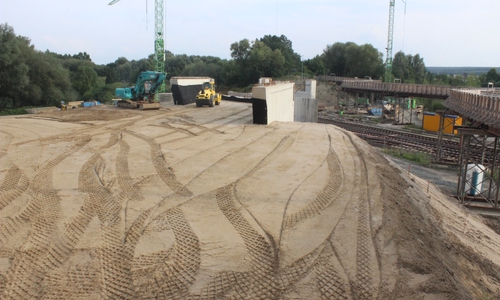 Ob die Brücke zwischen Halchter und Linden planmäßig fertig wird, will die Landesbehörde für Straßenbau und Verkehr erst in der kommenden Woche mitteilen. Foto: Anke Donner 