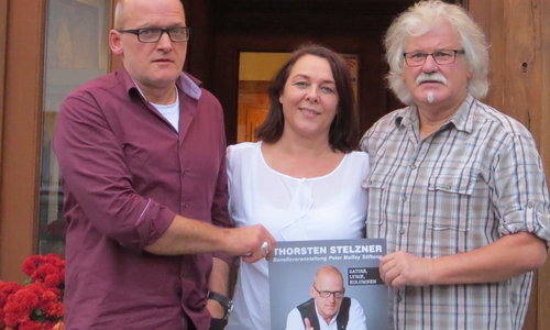 Satiriker Thorsten Stelzner, Fatima „Lilly“ Bajric vom Gasthaus „Zum Zoll“ und Organisator Manfred Kramer (von links) erwarten viele Gäste zur Benefizveranstaltung. Foto: Privat