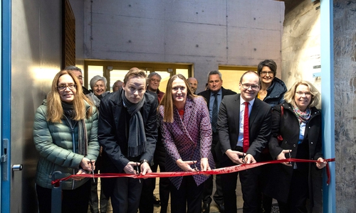Mit dem Durchschneiden des roten Bandes vor dem Eingang übergaben (v.l.) Gedenkstättenleiterin Martina Staats, Architekt Henner Winkelmüller, Landtagspräsidentin Gabriele Andretta, Kultusminister Grant Hendrik Tonne und Maria Bering von der Beauftragten der Bundesregierung für Kultur und Medien (BKM) das neue Dokumentationszentrum der Gedenkstätte in der JVA Wolfenbüttel der Öffentlichkeit. Foto: Helge Krückeberg/Stiftung niedersächsische Gedenkstätten