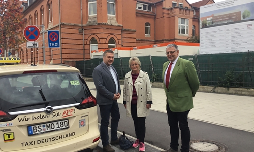 Vor dem neuen Taxistand am Marienstift.
Foto: SPD