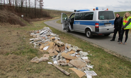 Asbestschutt am Wegesrand. Foto: Polizei Seesen