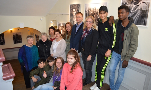Schüler und Gäste bei der Ausstellungseröffnung. Samtgemeinde Sickte 