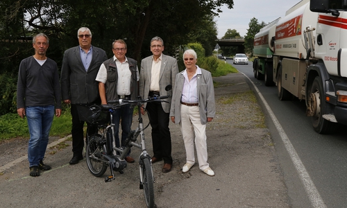 Detlef Justen, Rainer Porath, Axel Kohnert, Bürgermeister Thomas Pink und Hiltrud Bayer vor dem plötzlichen Ende des Radwegs. Foto: Raedlein
