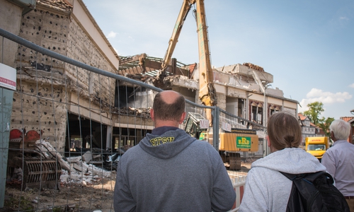 Der Abriss des alten Hertie-Gebäudes wird neugierig beobachtet. Foto: Werner Heise