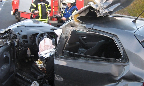Die Fahrerin kam von der Fahrbahn ab und fuhr anschließend auf einen LKW auf. Fotos: Presseteam der Gemeindefeuerwehr Lehre