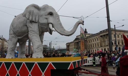 Kunterbunt wie ein Zirkus - Nicht nur der Elefant erinnerte an eine Manege. Foto: Nick Wenkel