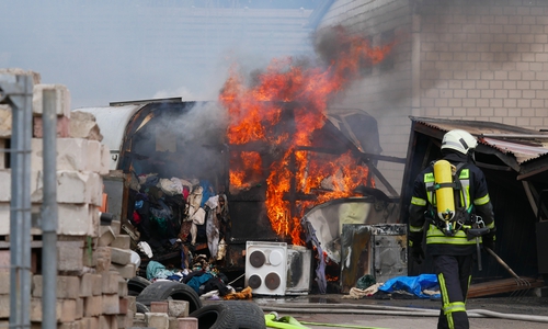 Der Wohnwagen brannte vollständig aus. Fotos: Alexander Panknin