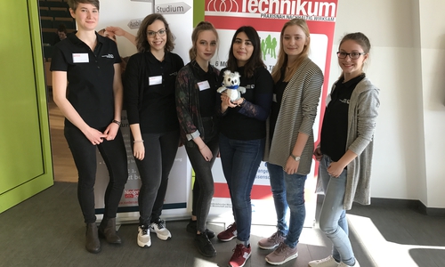 Die Technikatinnen der Ostfalia freuen sich über die gelungene Abschlussveranstaltung. Foto: Ostfalia 