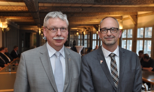 E&Z-Geschäftsführer Dietrich Behrens (links) begrüßte den
Verfassungsschützer Jörg Peine-Paulsen im Wolfenbütteler Ratssaal. Foto: E&Z

