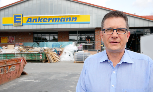 Geschäftsführer Toralf Ankermann vor einer seiner Filialen. Archivfoto: regionalHeute.de