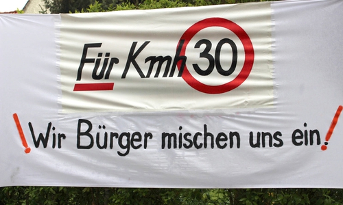Die Bürger in Salder verleihen ihren Forderungen mit einer Plakataktion Nachdruck. Foto: Antonia Henker