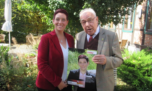 Sarah Grabenhorst-Quidde, neue JU Kreisvorsitzende im Gespräch mit Dieter Lorenz. Foto: Lorenz
