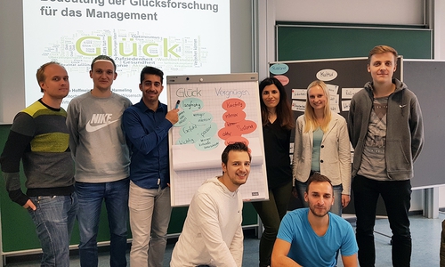 Ostfalia-Studierende bereiten im Seminar Glücksforschung die Podiumsdiskussion vor. Foto: Ostfalia