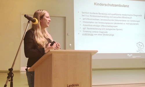 Frau Dr. med. Melanie Todt berichtet über Anzeichen sexueller Gewalt aus medizinischer Sicht. Foto: Landkreis Helmstedt