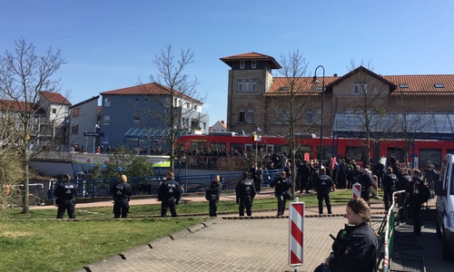 Die Polizei sichert den Bereich am Bahnhof in Salzgitter-Bad. Fotos/Videos: Sandra Zecchino