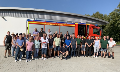 Die Teilnehmer der Wettbewerbe zu Gast bei der Feuerwehr in Flechtorf. Foto: Feuerwehr Flechtorf