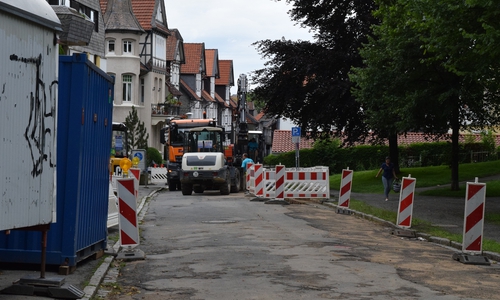 Der Parkplatz an der Kötherstraße bleibt auch nach den Bauarbeiten für
die Frischwasserleitung Stellplatz für Baumaterial und Container. Foto: Stadt Goslar