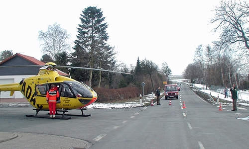Als Beispiel für die Helfer, die bei uns in wenigen Minuten nach einem Unfall vor Ort sind und dort ihre lebensrettende Tätigkeit ausüben, ist unter anderem die Besatzung des Rettungshubschraubers Christoph 30 zu nennen. Foto:  Achim Klaffehn