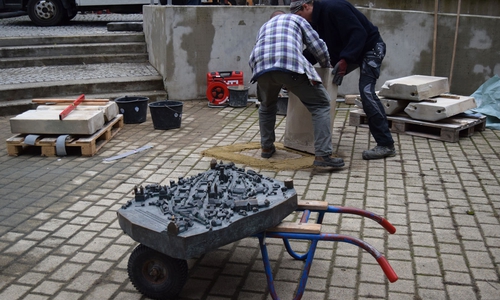Das Bronzemodell der Stadt muss noch etwas warten. Zuerst müssen die Sandsteinsockel aufgestellt werde. Fotos: Stadt Goslar