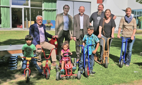 Dr. Alfred Henning (Sekretär Lions Club Wolfenbüttel), Martin Geißler (Activity-Beauftragter Lions Club Wolfenbüttel), Dirk Janßen (Präsident Hilfswerk Lion Club Wolfenbüttel), Matthias Bosse (Leiter Familienunterkunft Jugendgästehaus), Sarah Eser und Stabsstellenleiterin für Flüchtlingsangelegenheiten der Stadt Wolfenbüttel, Rabea Hohl. Foto: Stadt Wolfenbüttel