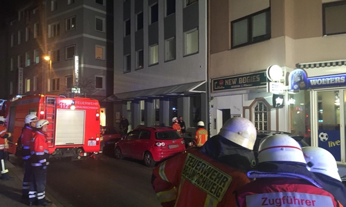 Die Kameraden der Feuerwehr im Einsatz am Marstall. Foto: Alexander Dontscheff