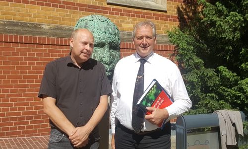 Dr. Fred F. Hattermann und Frank Oesterhelweg MdL vor der Büste von Prof.Dr.Reinhard Süring, ehemaliger Direktor des Meteorologischen Observatoriums. Foto: Christian Müller