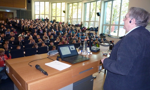 Foto: Dipl.-Ing. Frank Hoffmann referiert zum Thema Wasser in der
Kinderhochschule in Wolfenbüttel vor 380 Grundschülern. Foto: Frank Hoffmann