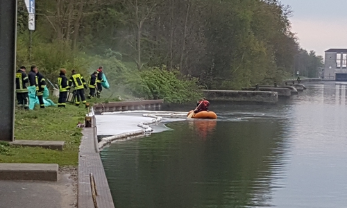 Die Feuerwehren entfernten den Ölteppich mithilfe von zwei Booten und sogenannten Ölschlängeln. Foto: Freiwillige Feuerwehr Vechelde 