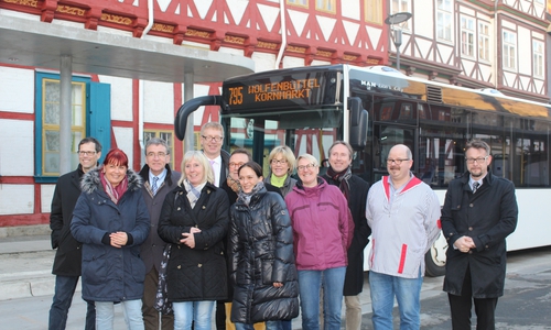 Stadtkämmerer Knut Foraita, Bürgermeister Thomas Pink, KVG-Geschäftsführer Axel Gierga, stellvertretender Aufsichtsratvorsitzender der KVG Winfried Pink und Bauamtsleiter Ivica Lukanic zusammen mit rund um den Kornmarkt ansässigen Geschäftsinhabern. Fotos/Video: Jan Borner