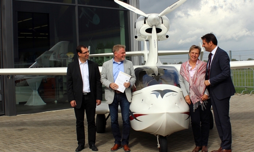 Übergabe des Förderbescheids (von links): Prof. Dr. Robin 
Vanhaelst (Ostfalia), Helmut und Elke Rind (Flywhale Aircraft GmbH & Co. KG), Wirtschaftsminister Olaf Lies. Foto: Ostfalia