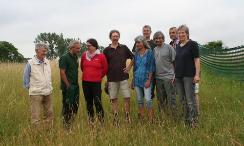  Eva Goclik (rechts) vom BUND und Robert Slawski (2. V.l. -Feldhüter) führten durch die Herzogsberge. Foto: Diethelm Krause-Hotopp