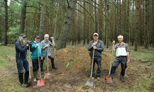 Halfen bei der Wiederherstellung des alten Grenzhügels: Michael Olfermann, Gerd Blanke, Heinz Gabriel, Bruno Domachowski und Rolf Baalmann Foto: Dr. Ingo Eichfeld