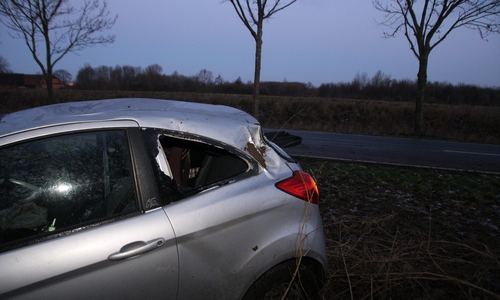 Das Fahrzeug wurde von der Feuerwehr aufgerichtet und muss nun abgeschleppt werden. Foto: Rudolf Karliczek