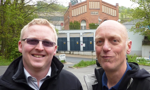 Bertold Brücher (Bündnis 90/Die Grünen) und Falk Hensel (SPD) vor der Schachtanlage Asse II. Foto: Privat