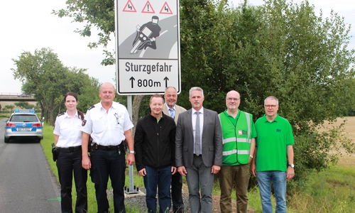 Auf der Kreisstraße 83 zwischen Altenrode und Werlaburgdorf wurden im Beisein von Simone Hartmann und Ulrich Schiefke (Polizei), Michael Petrick, allgemeiner Vertreter des Bürgermeister der Gemeinde Schladen, Erster Kreisrat Martin Hortig, Jürgen Fricke, Leiter der Abteilung Straßenverkehr,
Gerhard Schmidt und Horst Bittner (Verkehrswacht) die neuen Warnschilder präsentiert. Foto: Nadine Munski-Scholz