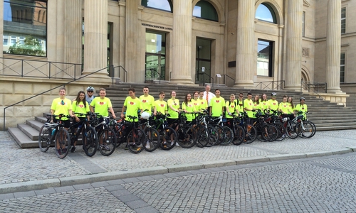 23 engagierte Schülerinnen und Schüler des Gymnasiums im Schloss in Wolfenbüttel fahren 325 Kilometer mit dem Rad durch Niedersachsen, halten Vorträge an Schulen und sammeln Spenden für an Mukoviszidose erkrankte Kinder. Foto: Frank Oesterhelweg 