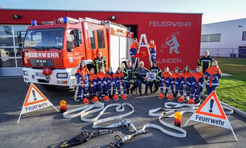 Marco Dickhut, Daniel Kunz, Dieter Allershausen, stellv. Jugendfeuerwehrwart S. Paulsen,  Betreuer P. Wachowsky (v. li.) und die Mitglieder der Jugendfeuerwehr. Foto: Jugendfeuerwehr Linden