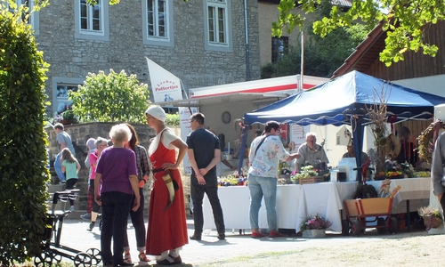 Um die Burg herum gab es ein geschäftliches Treiben. Foto: Achim Klaffehn