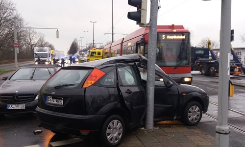 Der Unfallwagen ragte mit seiner Front in die Straßenbahnschienen, so dass bis zum Abtransport des Wagens keine Tram in Richtung Innenstadt fahren konnte. Foto: Polizei Braunschweig