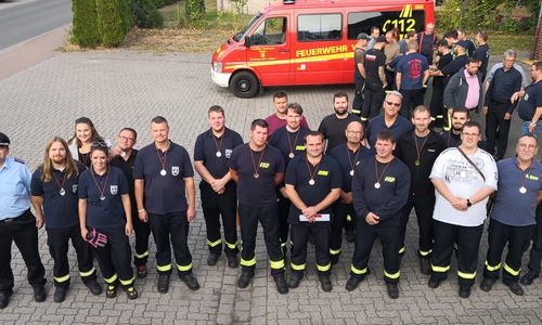 Gruppenfoto bei der Funk- und Fahrübung. Foto: Feuerwehr