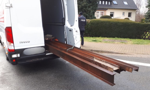 Die Ladung war lediglich durch das Körpergewicht gesichert. Foto: Polizei