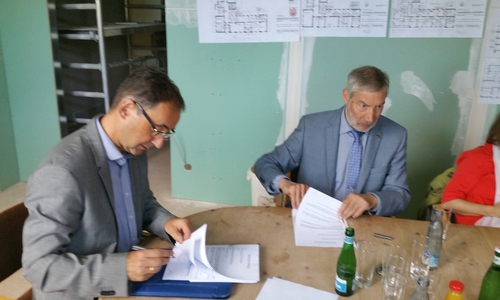 Vertragsunterzeichnung 
mit Clemens Ahrens, Geschäftsführer der Lebenshilfe Goslar, und Bürgermeister Ralf
Abrahms. Foto: Stadt Bad Harzburg